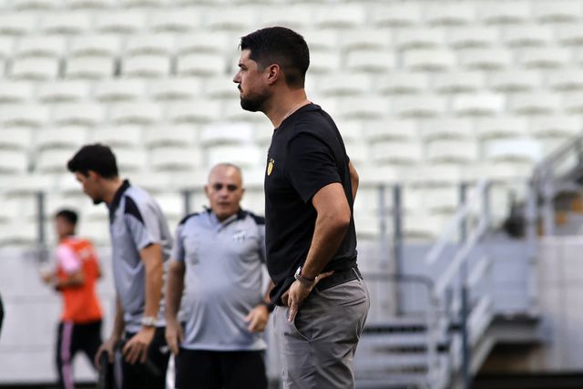 Antonio Oliveira no comando técnico do Sport Recife no terreno do Ceará