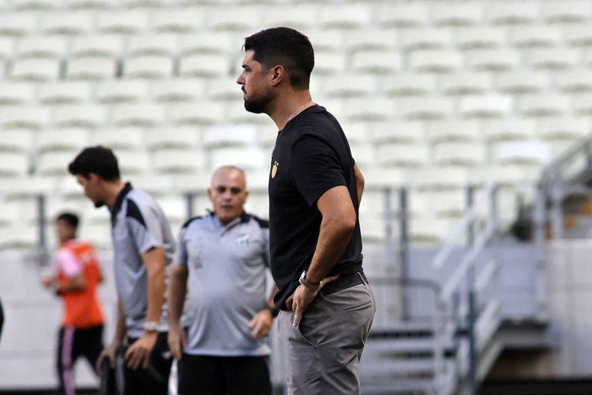 Antonio Oliveira no comando técnico do Sport Recife no terreno do Ceará