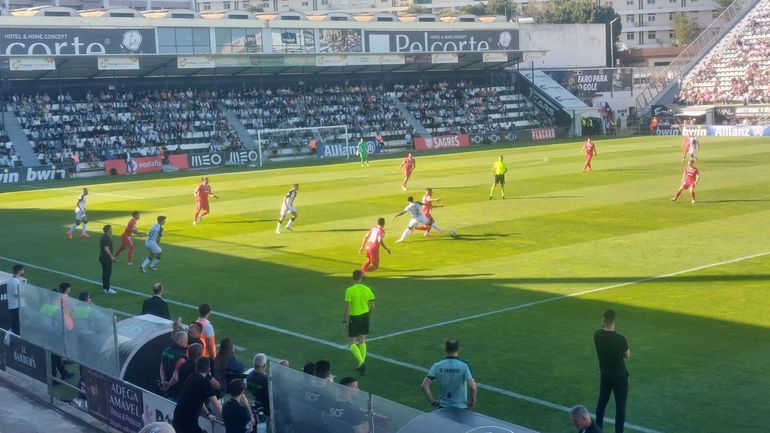 Farense-Santa Clara: no São Luís festejam-se... os golos do Estoril e do Moreirense!