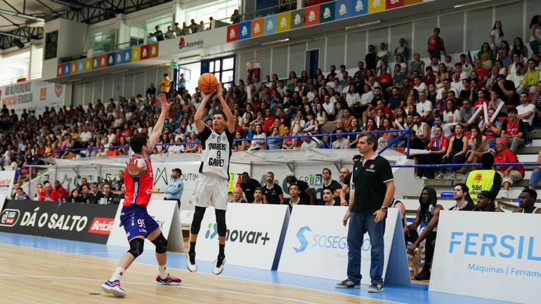 Drama no Jogo 3: Ovarense bate Oliveirense e está nas meias-finais
