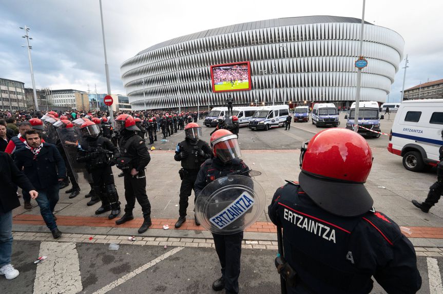 Estádio San Mamés antes da meia-final entre Athletic Bilbao e Manchester United