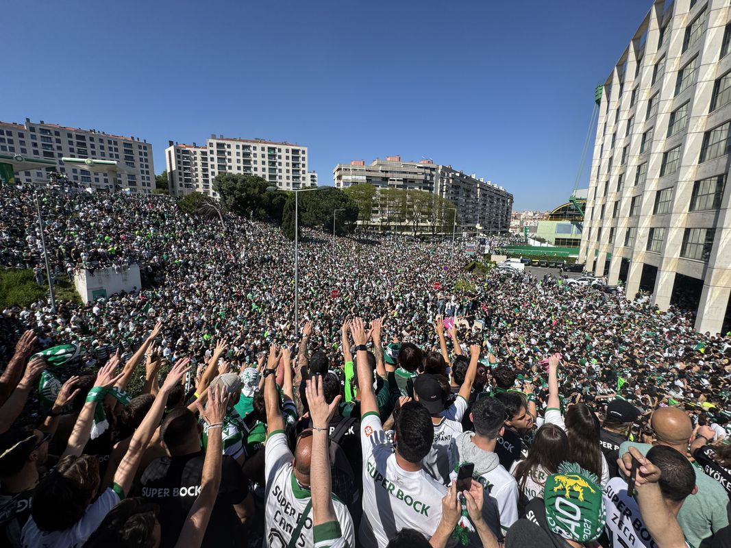 Fotogaleria: grande ambiente na chegada do Sporting a Alvalade