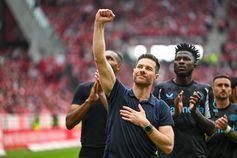 Xabi Alonso despede-se dos adeptos do Leverkusen