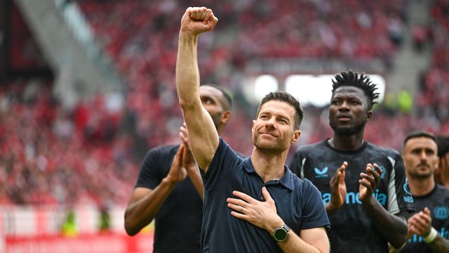 Xabi Alonso despede-se dos adeptos do Leverkusen