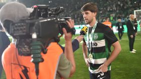 Sporting felicita Daniel Bragança em dia de aniversário