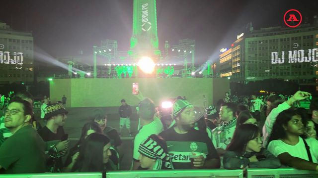 Adeptos esperam pela equipa no Marquês