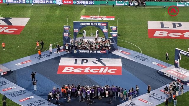 Taça de campeão erguida ao som de «Bi-Cam-pe-ão! Bi-Cam-pe-ão!»