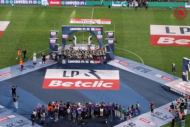 Taça de campeão erguida ao som de «Bi-Cam-pe-ão! Bi-Cam-pe-ão!»