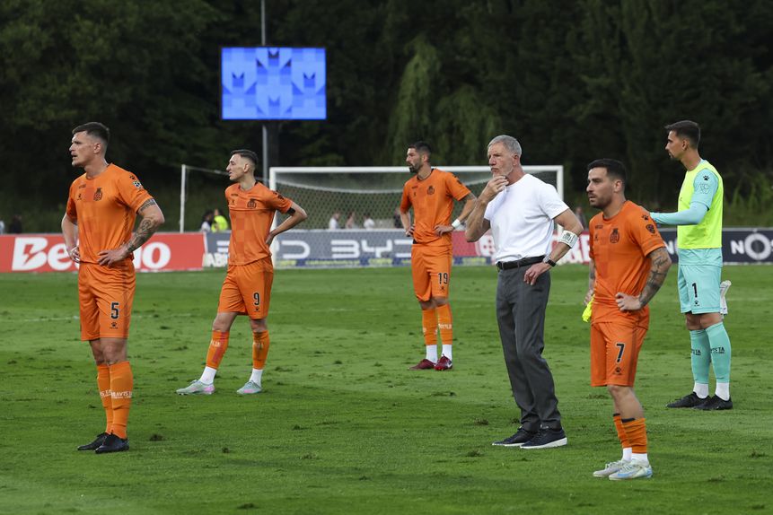 Desilusão total nas hostes boavisteiras depois de ter sido consumada a descida à Liga 2 (Foto: Paulo Novais/LUSA)