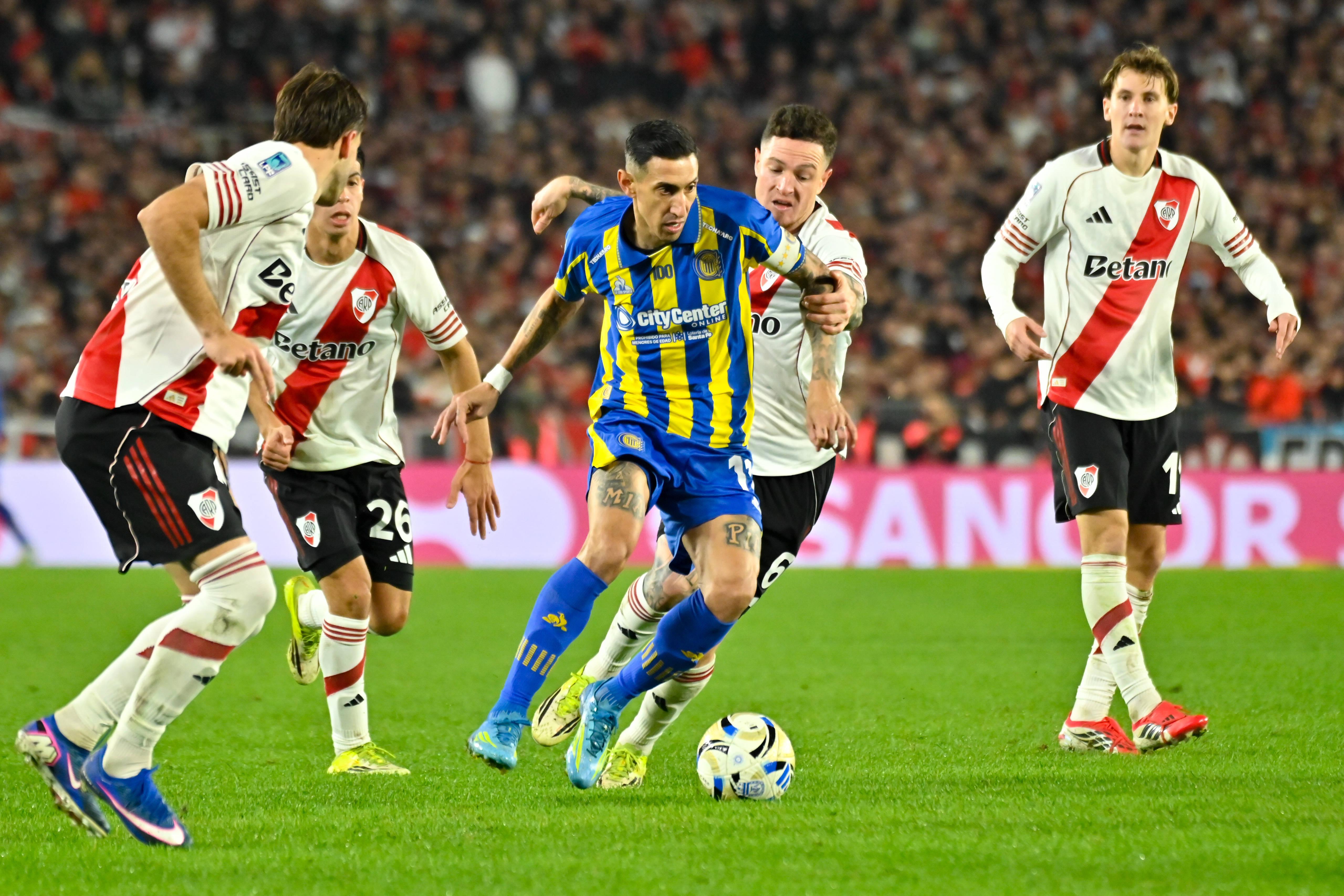 Ángel Di María foi titular pelo Rosario Central no Monumental