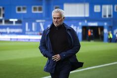 José Mourinho deve ter feito no Estoril o último jogo pelo Benfica, mas tem a renovação de contrato nas mãos — Foto: José Sena Goulão/LUSA