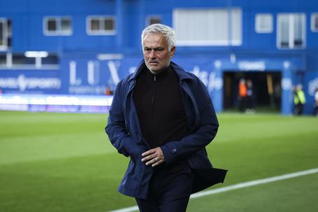 José Mourinho deve ter feito no Estoril o último jogo pelo Benfica, mas tem a renovação de contrato nas mãos — Foto: José Sena Goulão/LUSA