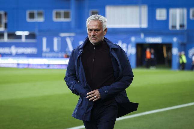 José Mourinho deve ter feito no Estoril o último jogo pelo Benfica, mas tem a renovação de contrato nas mãos — Foto: José Sena Goulão/LUSA