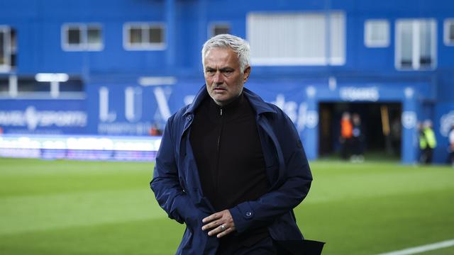 José Mourinho deve ter feito no Estoril o último jogo pelo Benfica, mas tem a renovação de contrato nas mãos — Foto: José Sena Goulão/LUSA