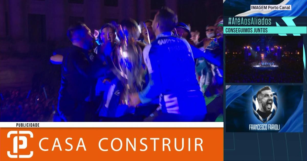 Campeões nacionais erguem a taça nos Aliados