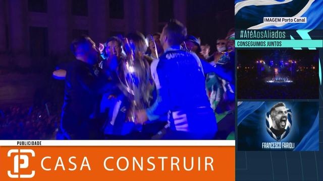 Campeões nacionais erguem a taça nos Aliados