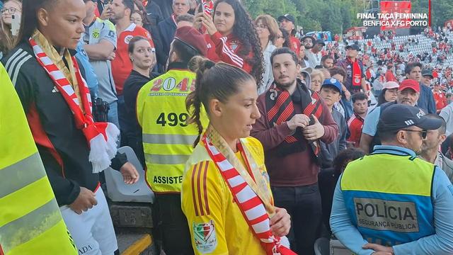Jogadoras do Benfica fazem a festa com a Taça de Portugal