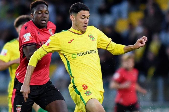 Ibrahima Kébé num lance com João Victor - Foto: Facebook/Paços de Ferreira