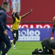 Cristiano Bacci ajoelhou-se, emocionado, no relvado da Pedreira, após o fim do jogo com o SC Braga — Foto: Hugo Delgado/LUSA