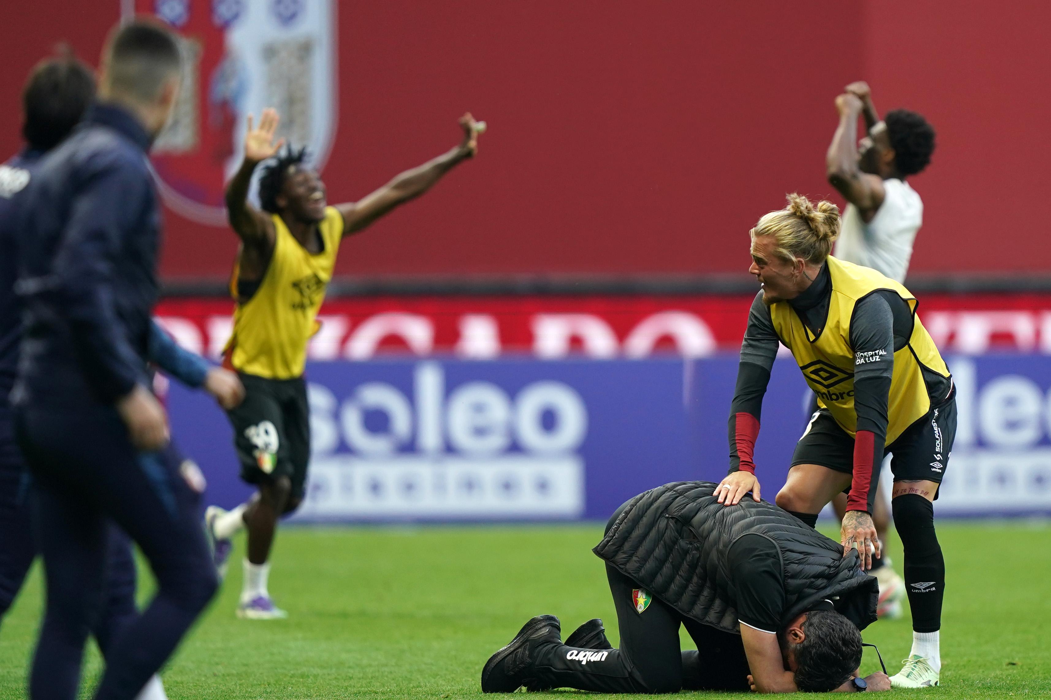 Cristiano Bacci ajoelhou-se, emocionado, no relvado da Pedreira, após o fim do jogo com o SC Braga — Foto: Hugo Delgado/LUSA