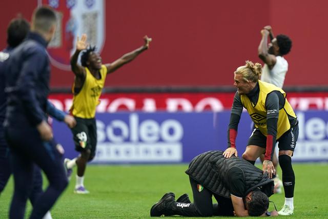 Cristiano Bacci ajoelhou-se, emocionado, no relvado da Pedreira, após o fim do jogo com o SC Braga — Foto: Hugo Delgado/LUSA