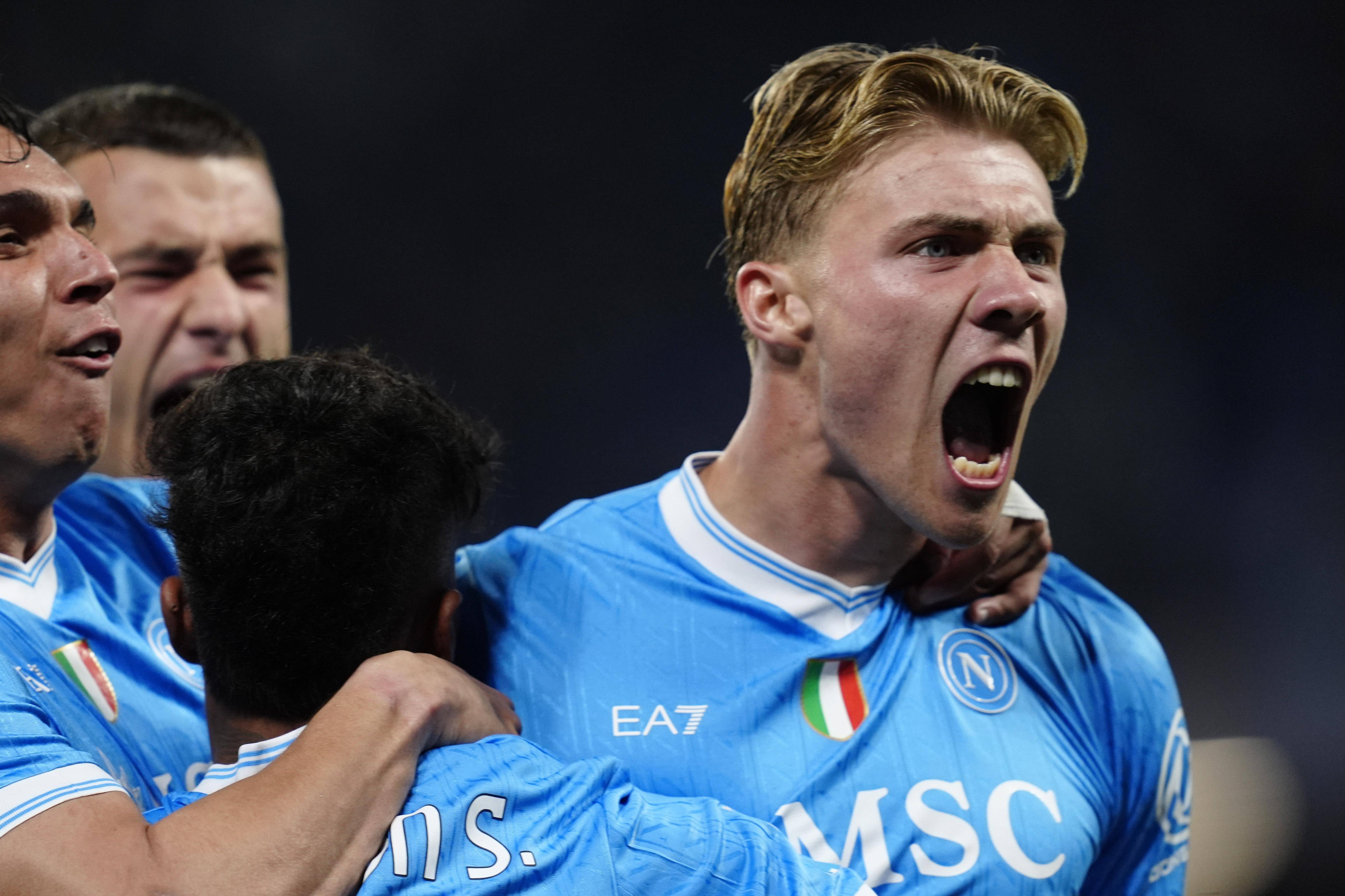 Rasmus Hojlund a celebrar mais um golo pelo Nápoles