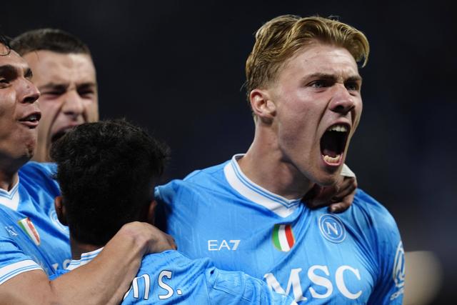 Rasmus Hojlund a celebrar mais um golo pelo Nápoles