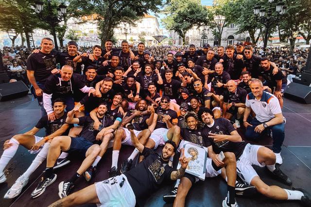 Jogadores do Académico de Viseu a festejar a subida - Foto: Ac. Viseu