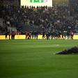 VÍDEO: invasão de campo leva a suspensão do Nantes-Toulouse