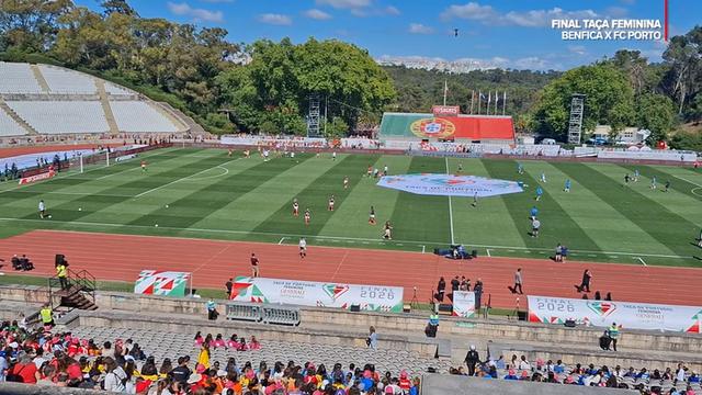 Benfica e FC Porto aquecem no relvado do Jamor