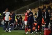 Aursnes abraça Mourinho depois do Estoril-Benfica