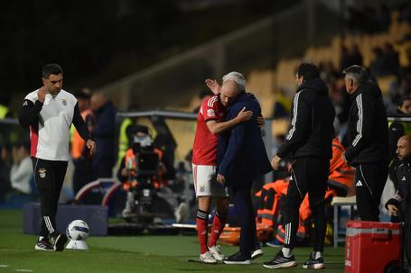 Aursnes abraça Mourinho depois do Estoril-Benfica