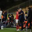 Aursnes abraça Mourinho depois do Estoril-Benfica