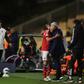 Aursnes abraça Mourinho depois do Estoril-Benfica