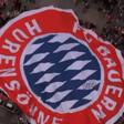 Incrível: rival do Bayern infiltra bandeira gigante com provocação nos festejos do título