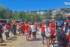 Adeptos de Benfica e FC Porto em comunhão antes da final da Taça