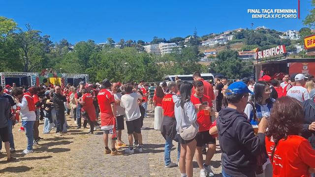 Adeptos de Benfica e FC Porto em comunhão antes da final da Taça