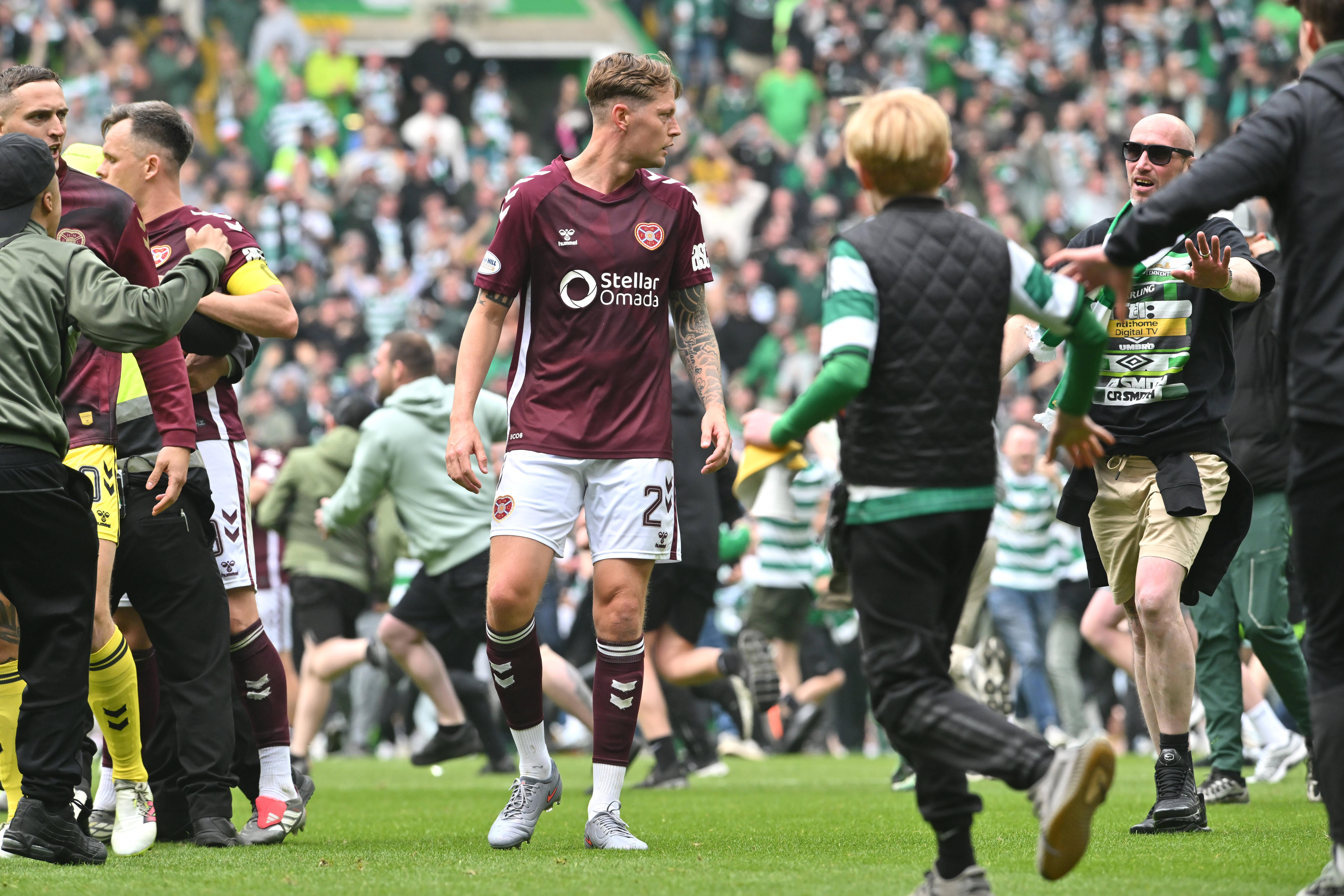 Adeptos do Celtic a rodearem jogadores do Hearts