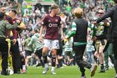 Adeptos do Celtic a rodearem jogadores do Hearts