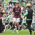 Adeptos do Celtic a rodearem jogadores do Hearts