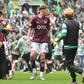 Adeptos do Celtic a rodearem jogadores do Hearts