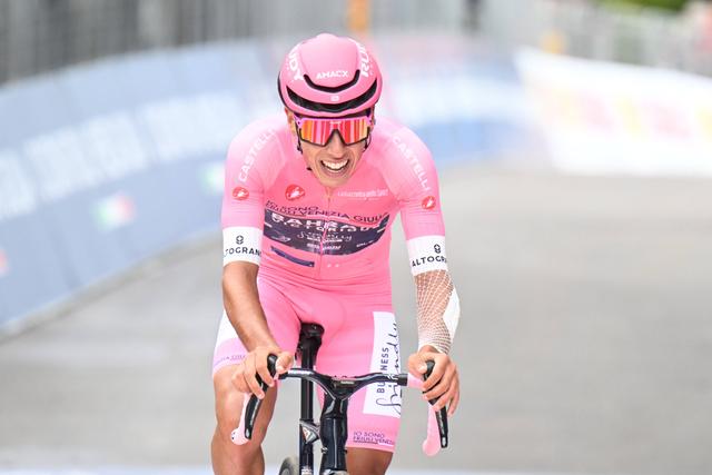 Rosa «dá força» a Eulálio: «Nem acredito que estou a lutar com estes ciclistas estrondosos»