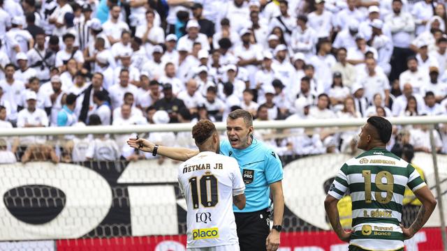 O momento da substituição por engano de Neymar