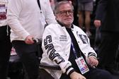 Dan Gilbert no Jogo 3, em Cleveland, entre Cavs e Pistons     Fotografia Imago
