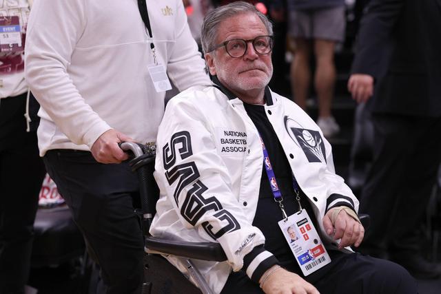 Dan Gilbert no Jogo 3, em Cleveland, entre Cavs e Pistons     Fotografia Imago