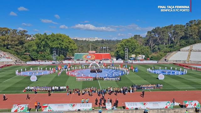 Pirotecnia no hino nacional alegra a festa na final da Taça de Portugal