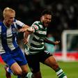 Froholdt (FC Porto) disputando um lance com o sportinguista Luis Suárez