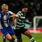 Froholdt (FC Porto) disputando um lance com o sportinguista Luis Suárez