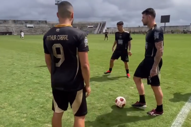 Benfica: Arthur Cabral mostra 'show' de bicicleta (vídeo)