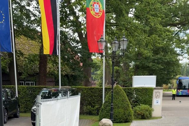 Bernardo Silva faz delícias dos adeptos e distribui autógrafos